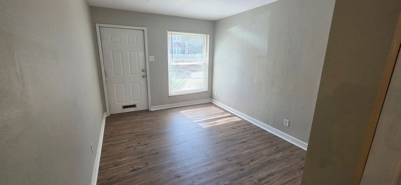 735 Syracuse Ave - Photo 4 of 15