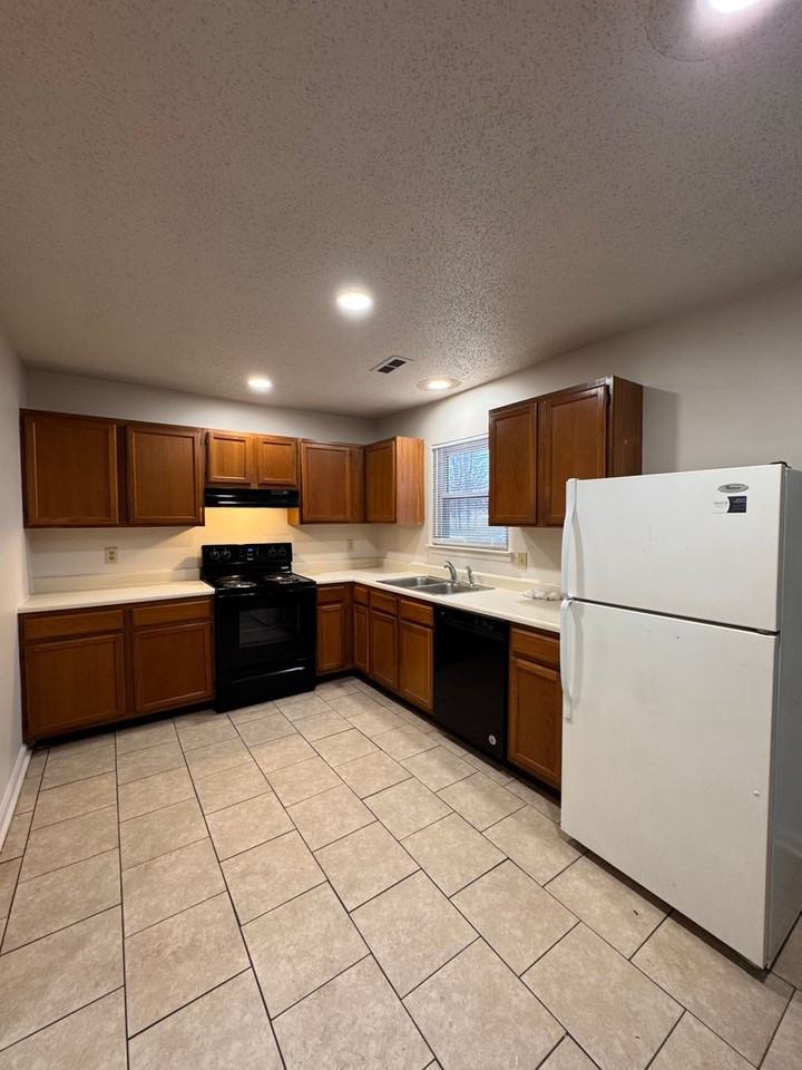 117 Pennie Layne Apt D - Photo 2 of 9