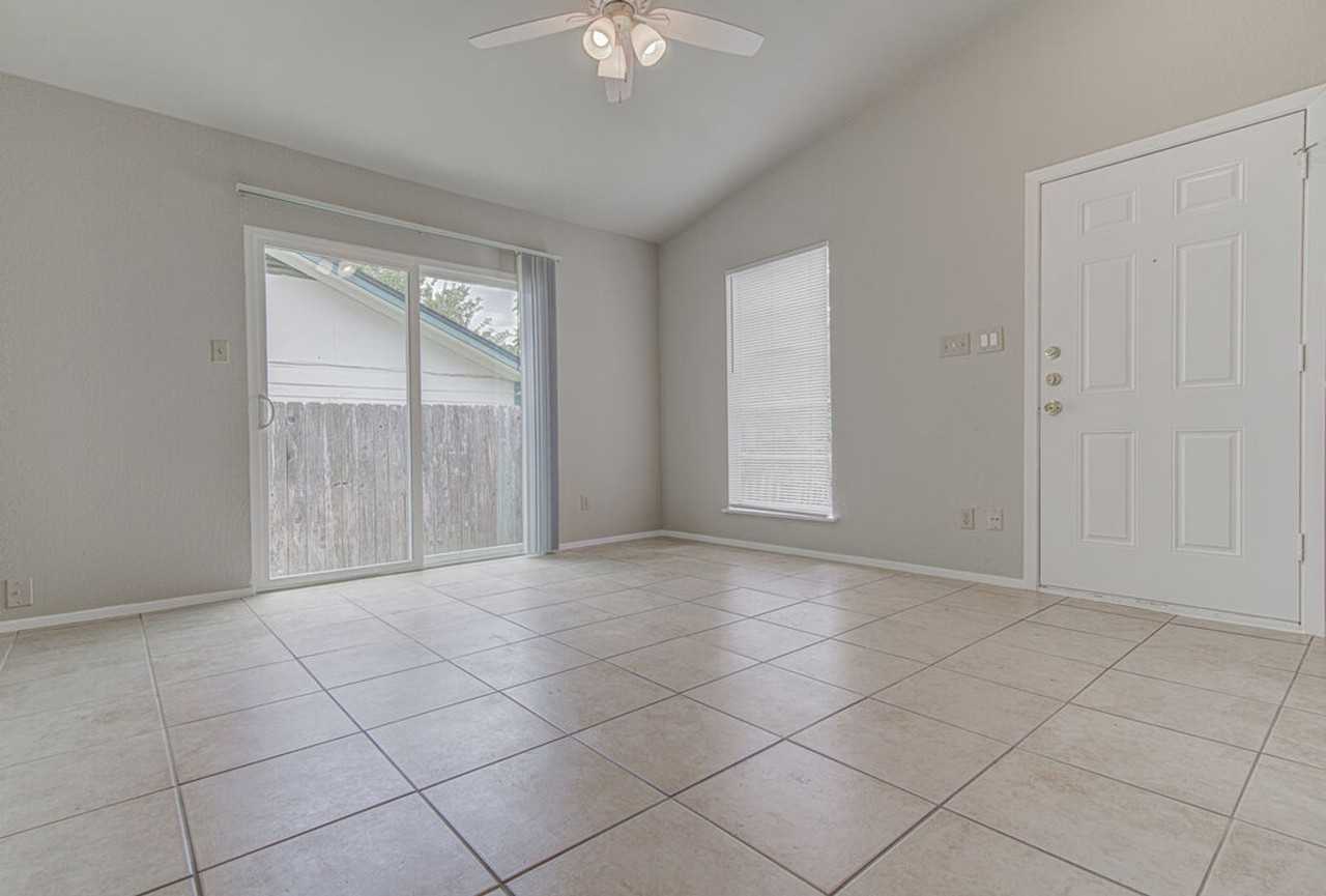 900 Sirocco Dr - Photo 4 of 23