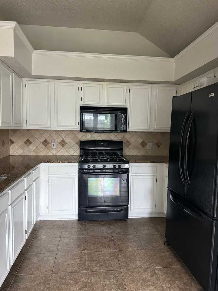 906 Roaring Canyon Rd - Photo 3 of 18
