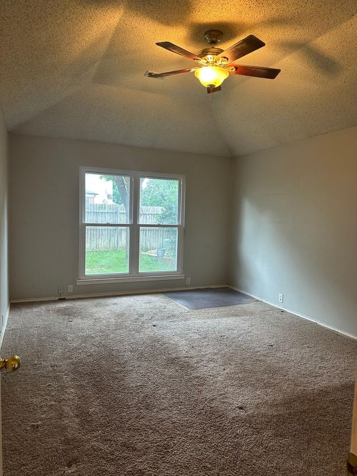 906 Roaring Canyon Rd - Photo 6 of 18
