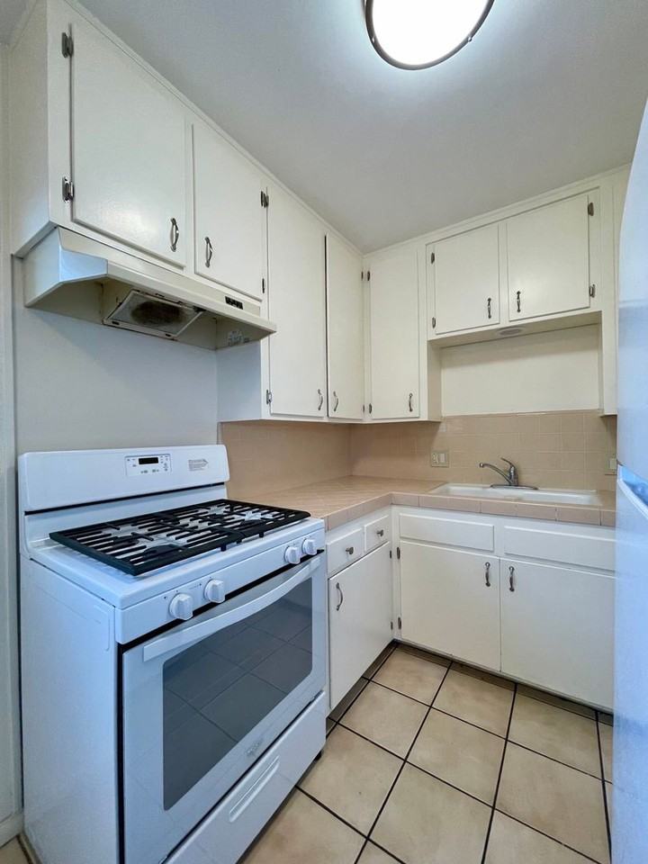 728 S Magnolia Ave - Photo 5 of 9