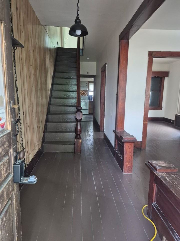 915 Sarah St - Photo 2 of 12