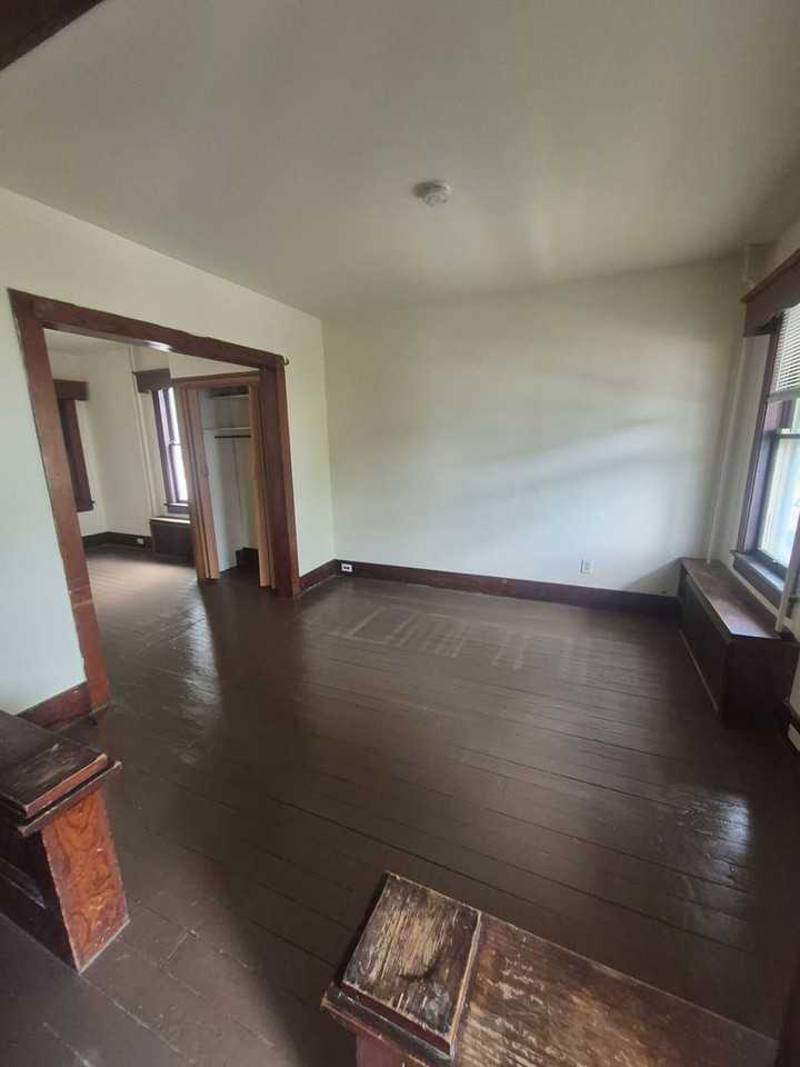 915 Sarah St - Photo 3 of 12