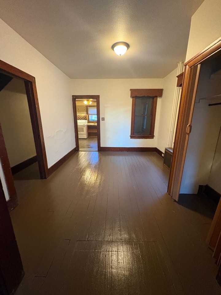 915 Sarah St - Photo 4 of 12