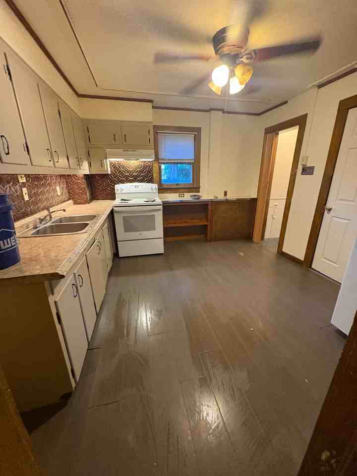 915 Sarah St - Photo 5 of 12