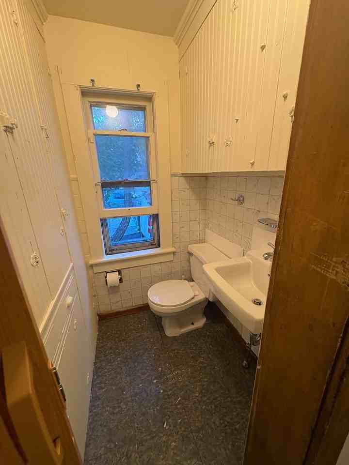 915 Sarah St - Photo 6 of 12