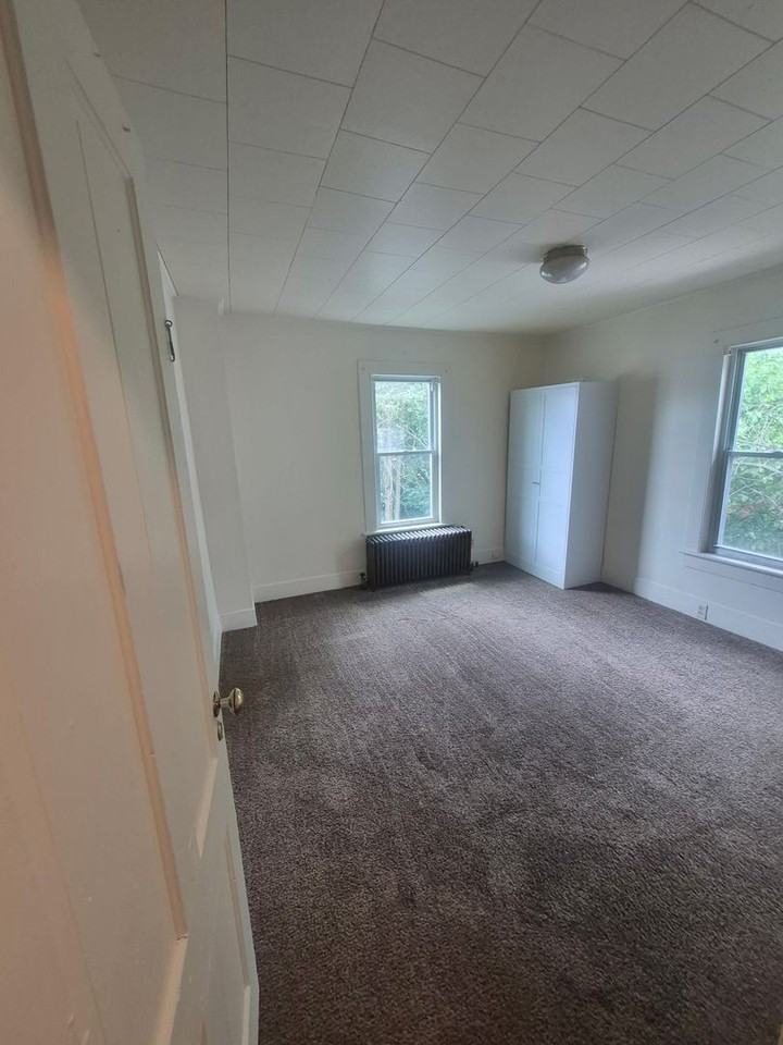 915 Sarah St - Photo 7 of 12