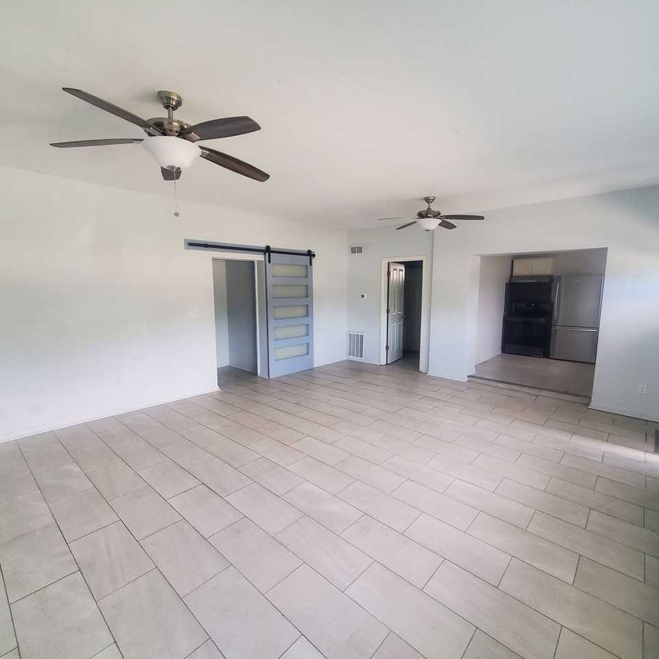 1034 S Spring St - Photo 2 of 9