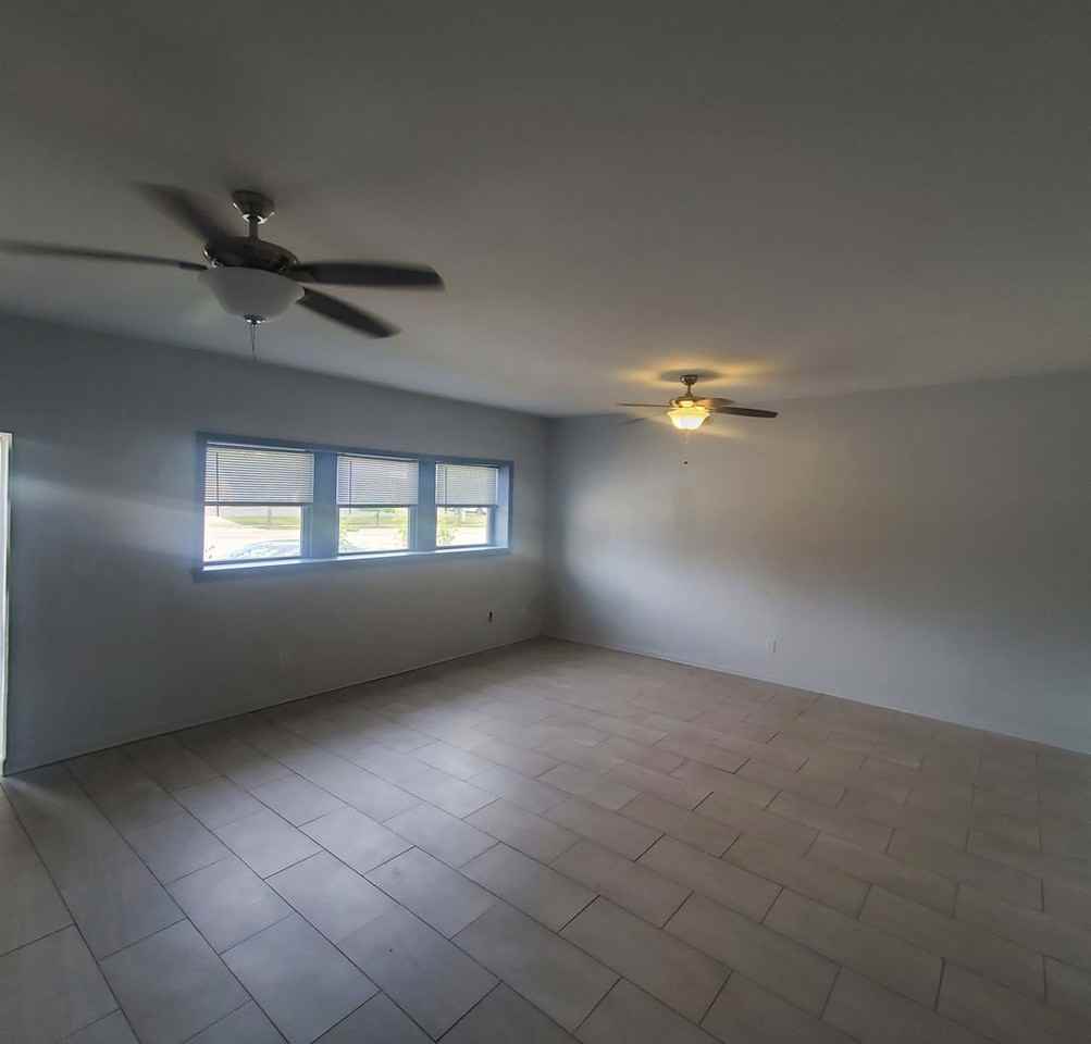 1034 S Spring St - Photo 3 of 9