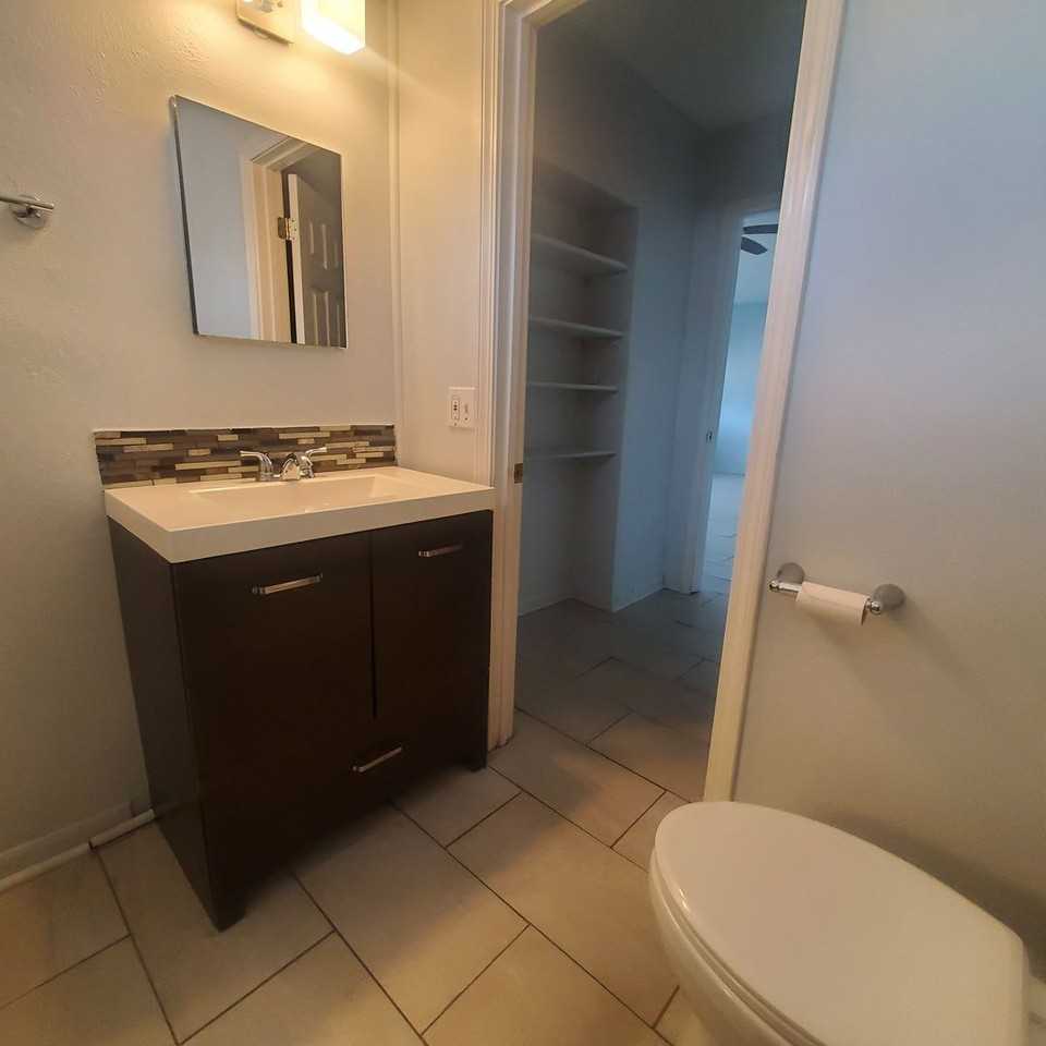1034 S Spring St - Photo 5 of 9