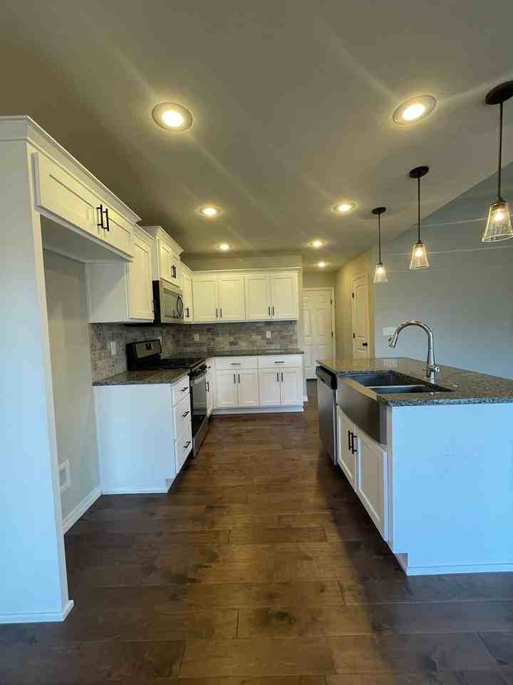 696 N Montego St - Photo 5 of 24