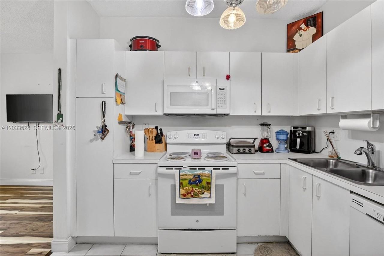 16853 16853 SW 1st 16853 16853 - Photo 2 of 14