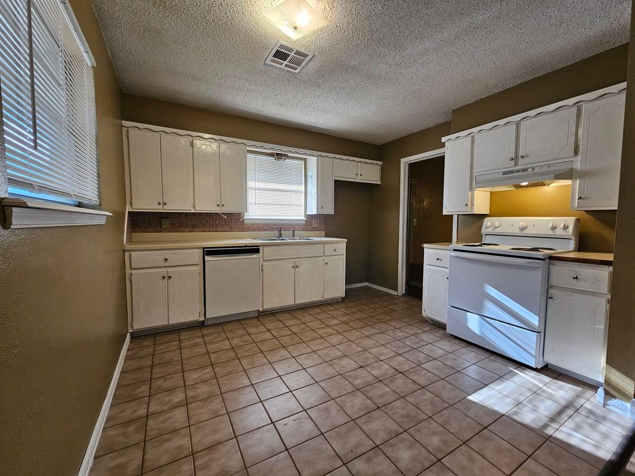 1428 Princeton Cir - Photo 5 of 22