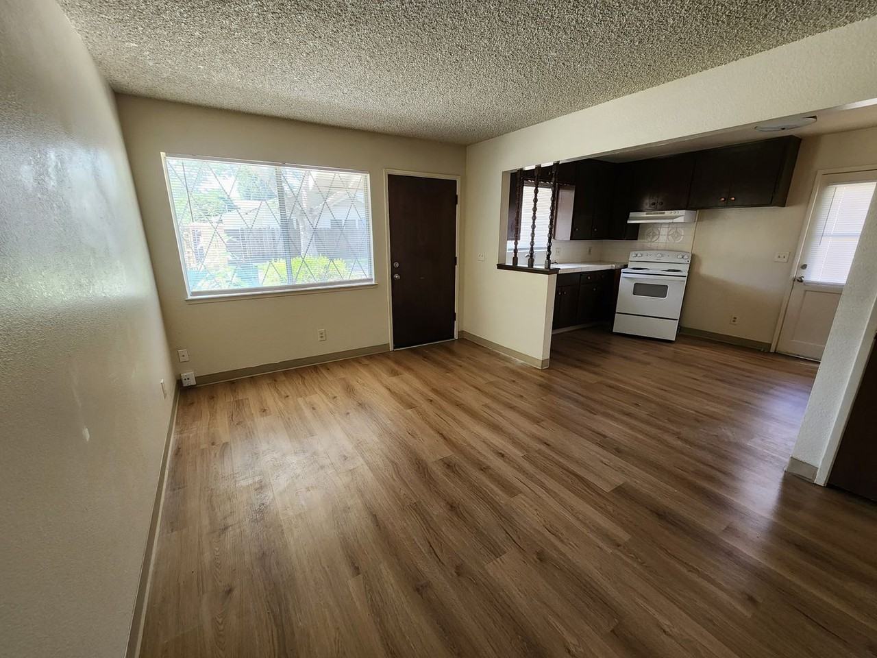 1103 Sycamore St - Photo 5 of 13