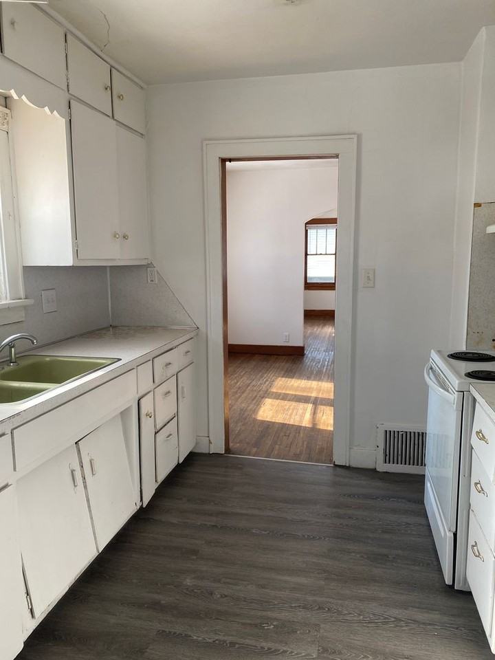 285 Hammond Ave - Photo 2 of 10