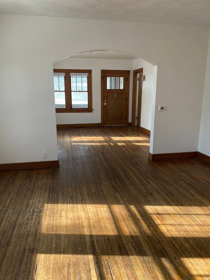 285 Hammond Ave - Photo 3 of 10