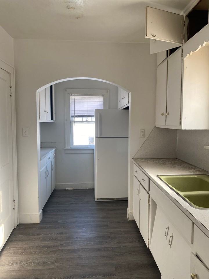 285 Hammond Ave - Photo 4 of 10