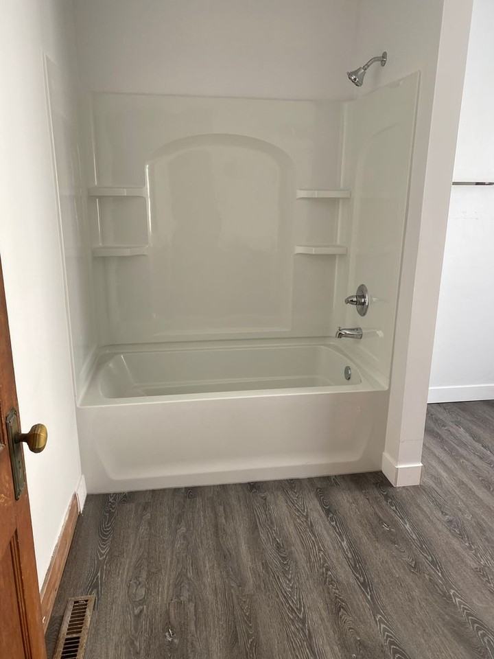 285 Hammond Ave - Photo 6 of 10