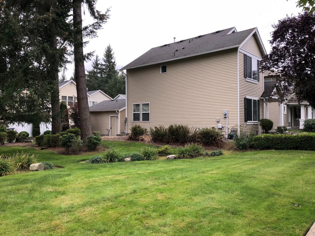 1169 Hudson St - Photo 2 of 20