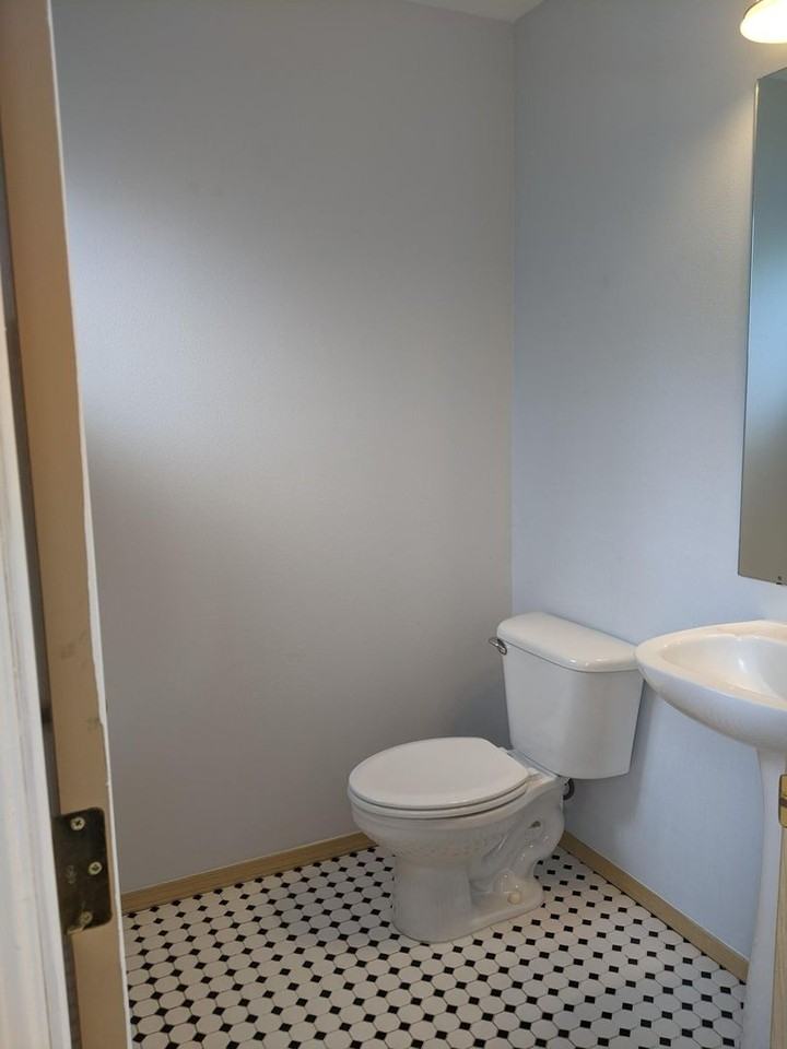 1169 Hudson St - Photo 7 of 20