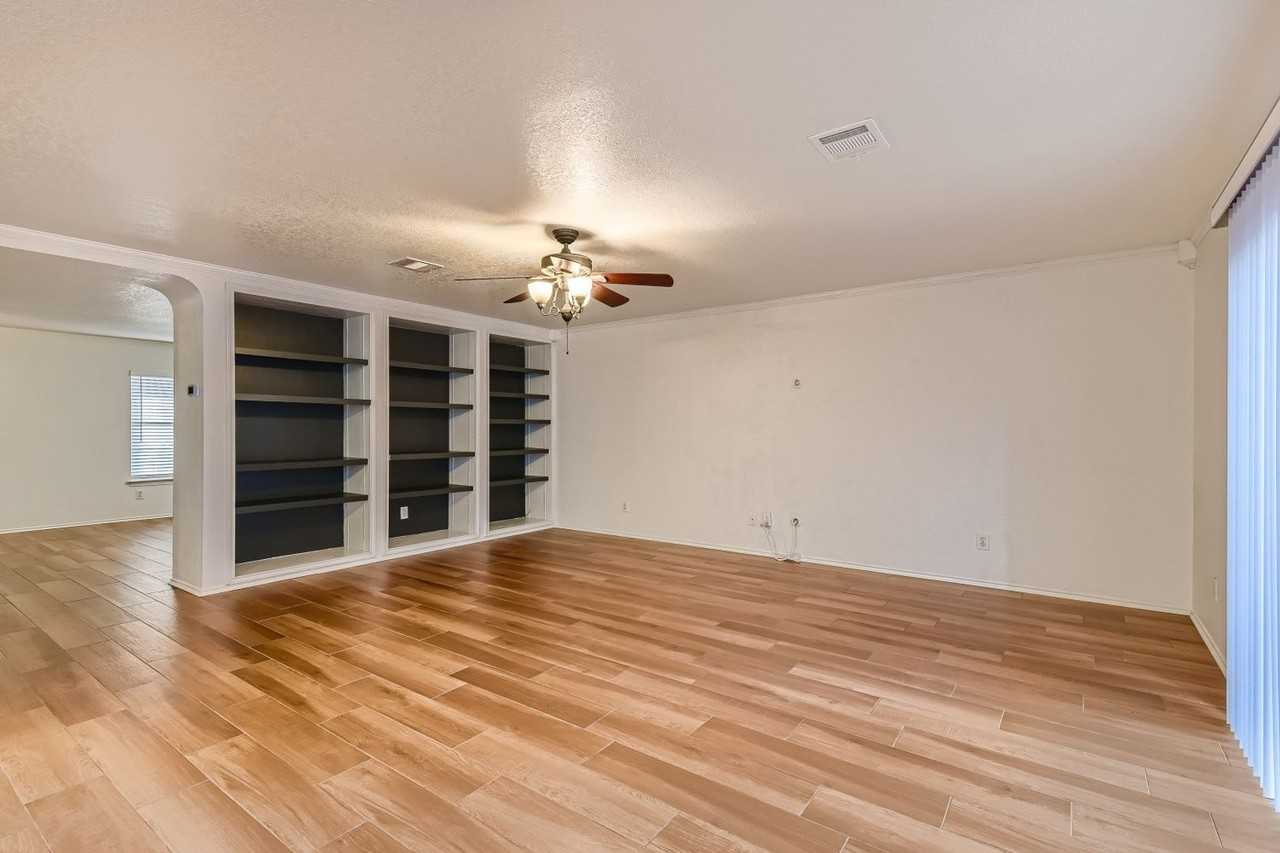 11747 Paddlebrook - Photo 4 of 32