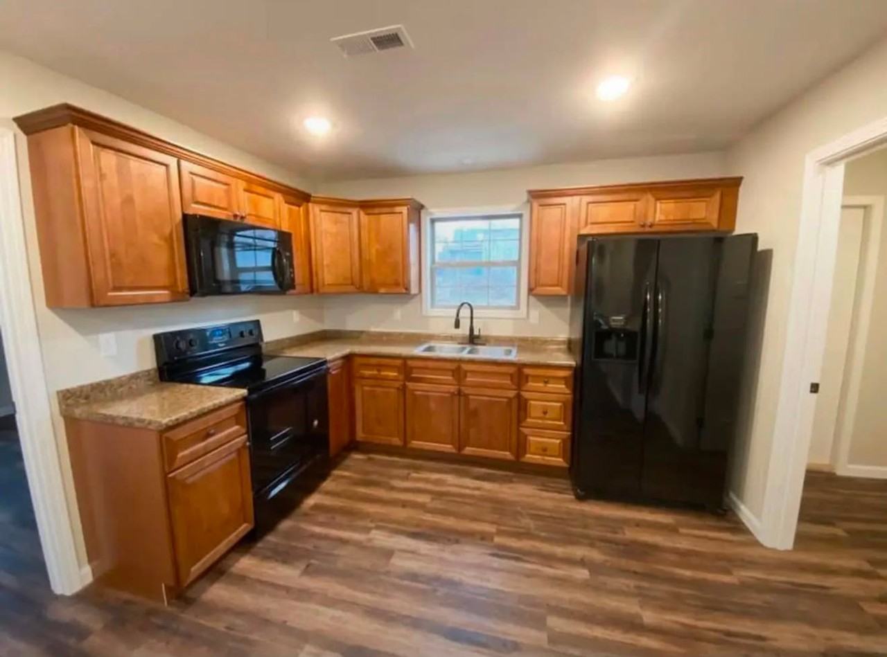356 Emma St - Photo 2 of 8