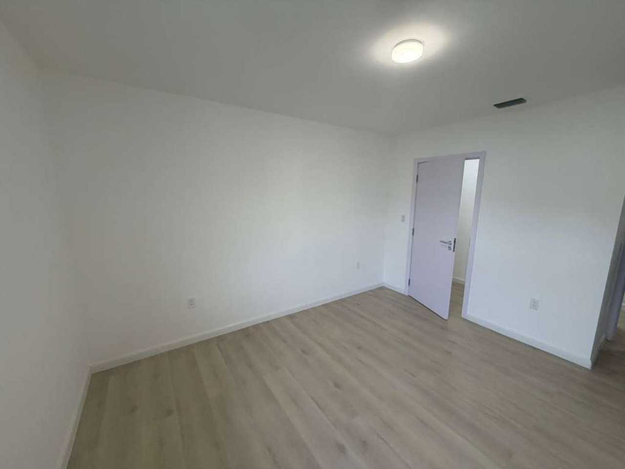 552 Nw 7th St - Photo 3 of 6