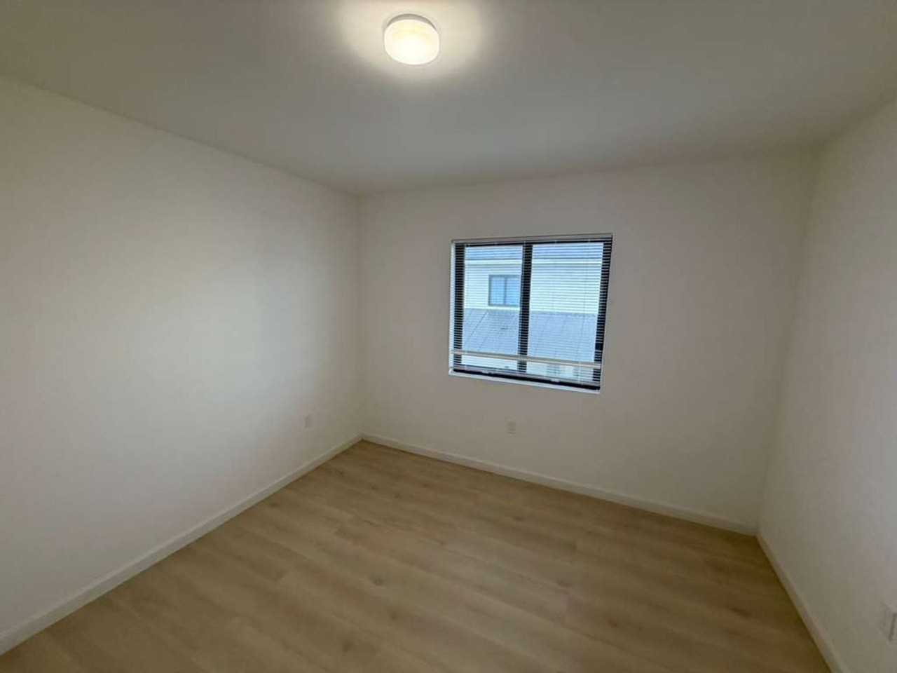 552 Nw 7th St - Photo 4 of 6