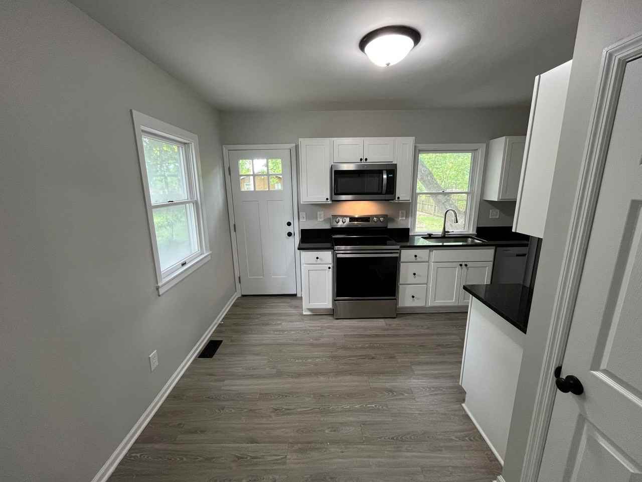 870 Melrose Ave - Photo 5 of 20