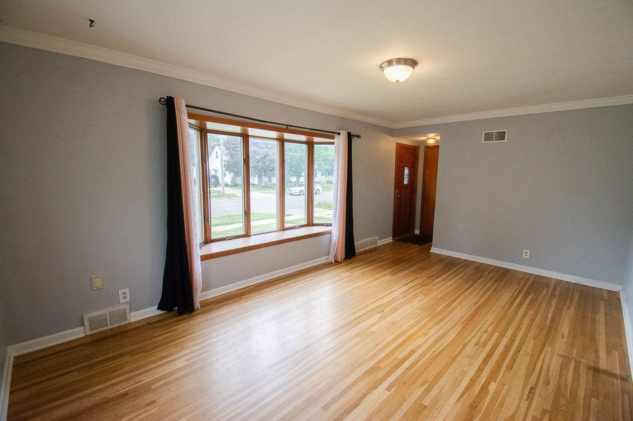 205 15th St Se - Photo 3 of 24