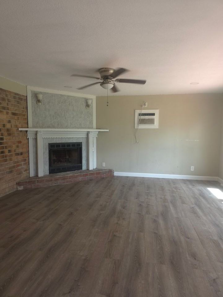 3121 General Twining St - Photo 4 of 15