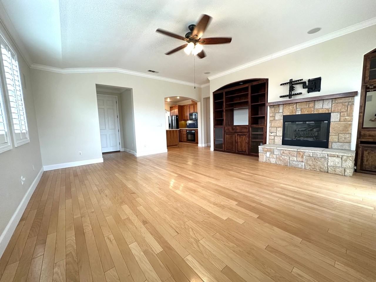 402 Albrecht St - Photo 5 of 29