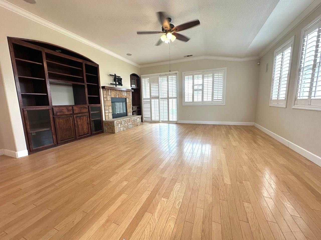 402 Albrecht St - Photo 6 of 29