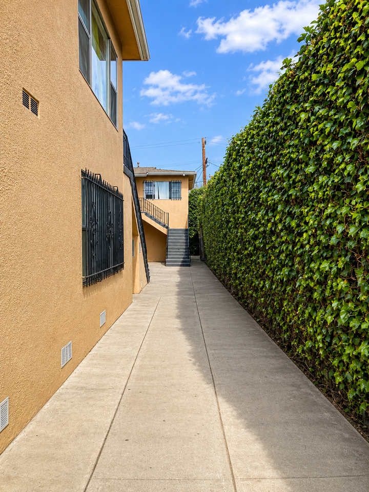 533 W. 75th Street Los Angeles, CA 90044 - Photo 3 of 4