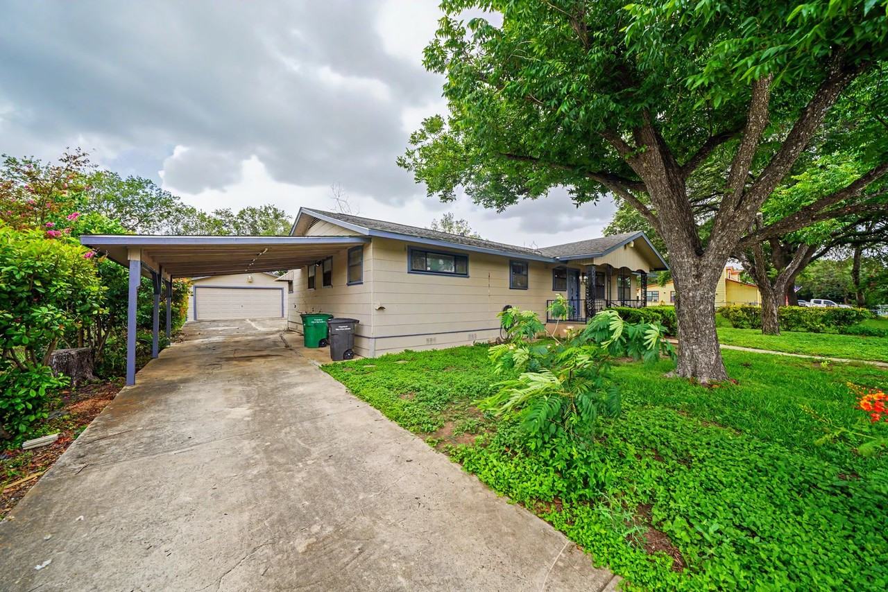 12715 Middle Ln - Photo 3 of 41