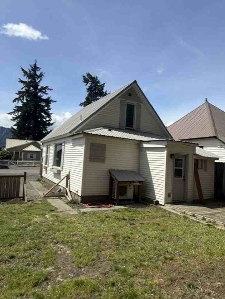 106 E 4th St - Photo 3 of 19