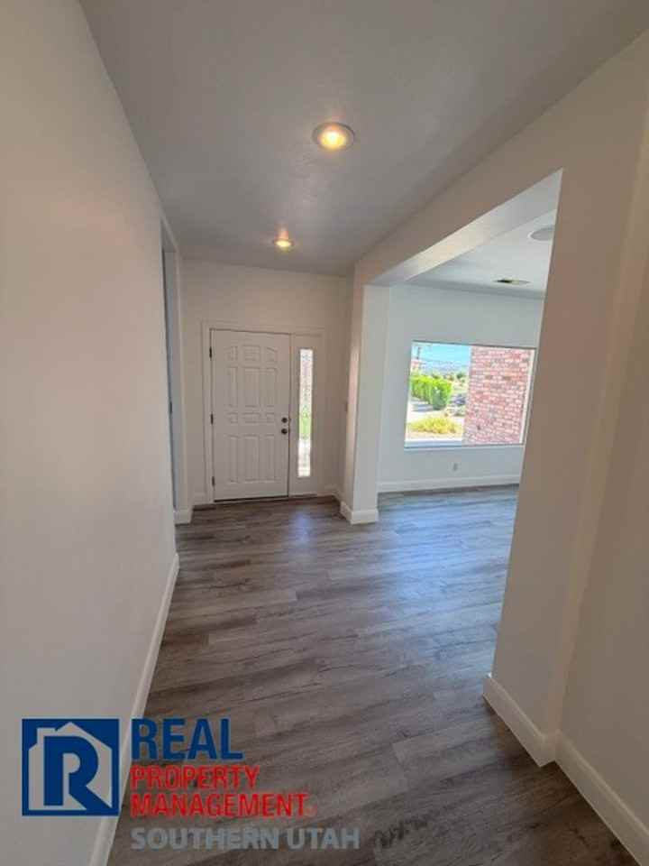 685 W Windsor Dr - Photo 3 of 25