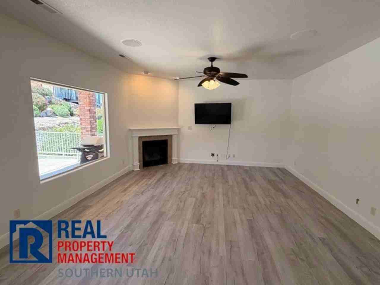685 W Windsor Dr - Photo 5 of 25