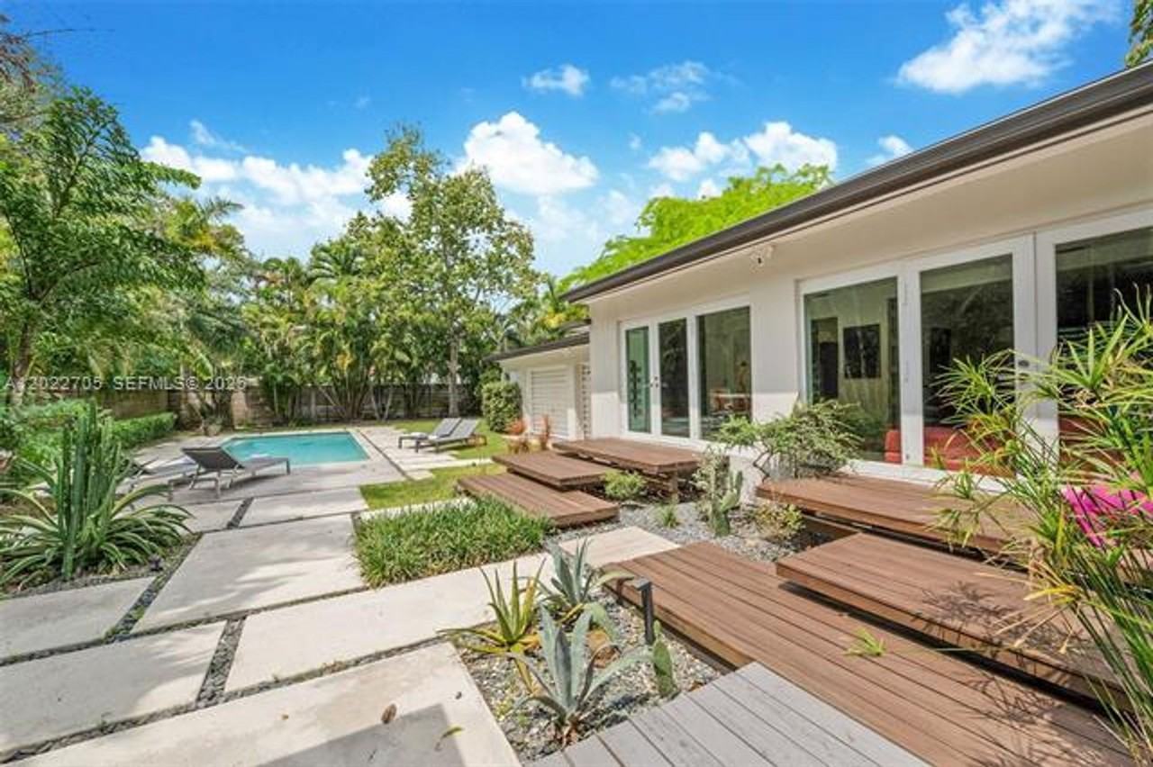 5800 Sw 50th Ter - Photo 3 of 16