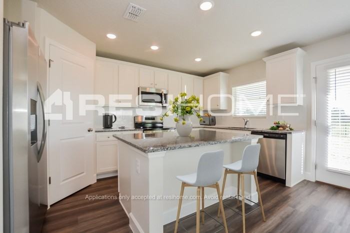 5270 Inglewood Dr - Photo 3 of 16