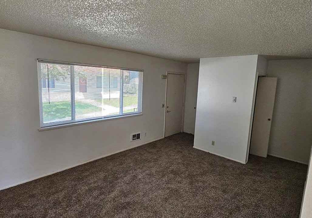 835 W Main St - Photo 4 of 8