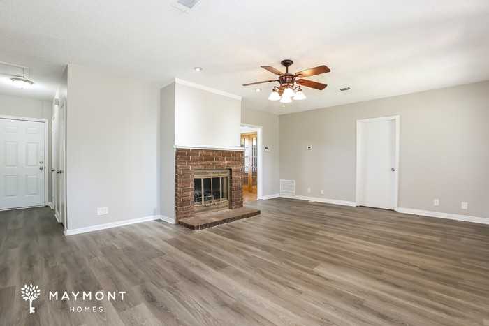 3006 Hilldale Rd - Photo 3 of 11