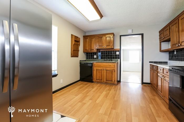 3006 Hilldale Rd - Photo 5 of 11