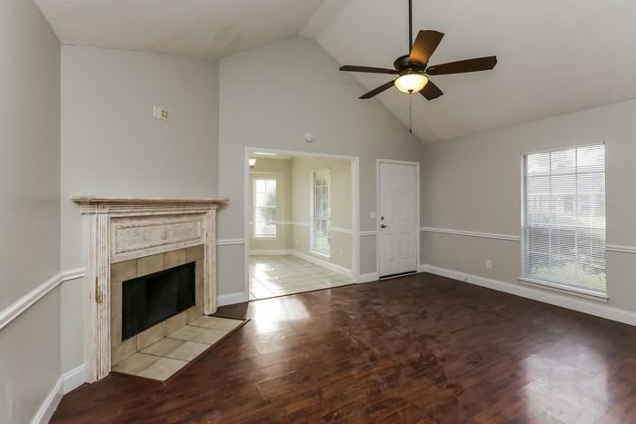 2038 Red Oak Dr - Photo 2 of 10