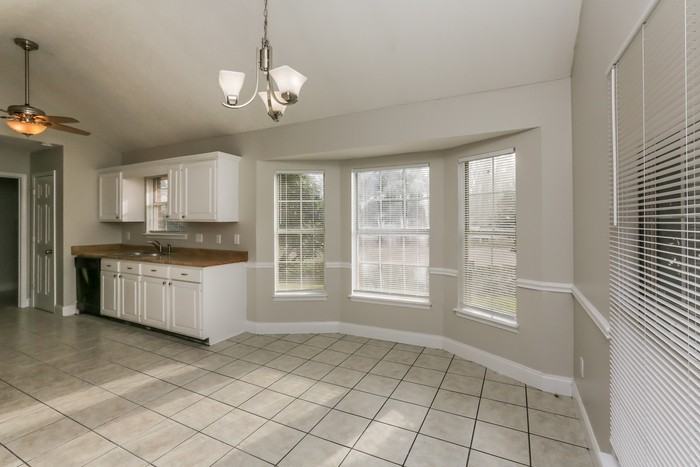 2038 Red Oak Dr - Photo 3 of 10