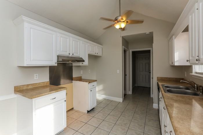2038 Red Oak Dr - Photo 4 of 10