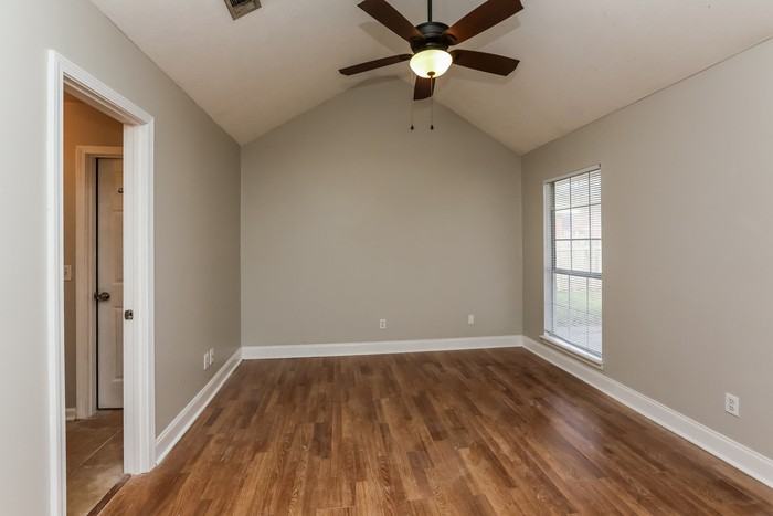 2038 Red Oak Dr - Photo 5 of 10