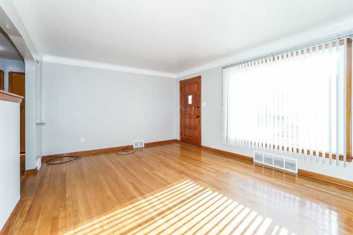 5158 Arch St - Photo 3 of 15