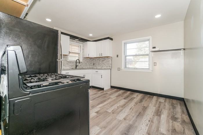 5158 Arch St - Photo 4 of 15